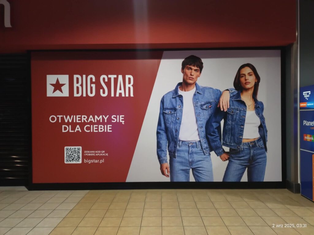 oklejanie witryn sklepowych Warszawa – wielkoformatowa grafika w galerii handlowej
