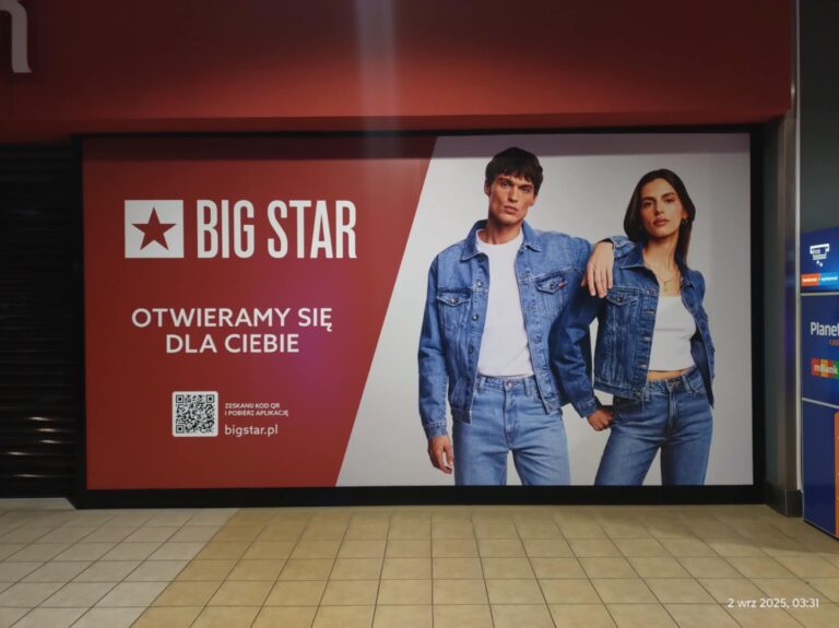 oklejanie witryn sklepowych Warszawa – wielkoformatowa grafika w galerii handlowej