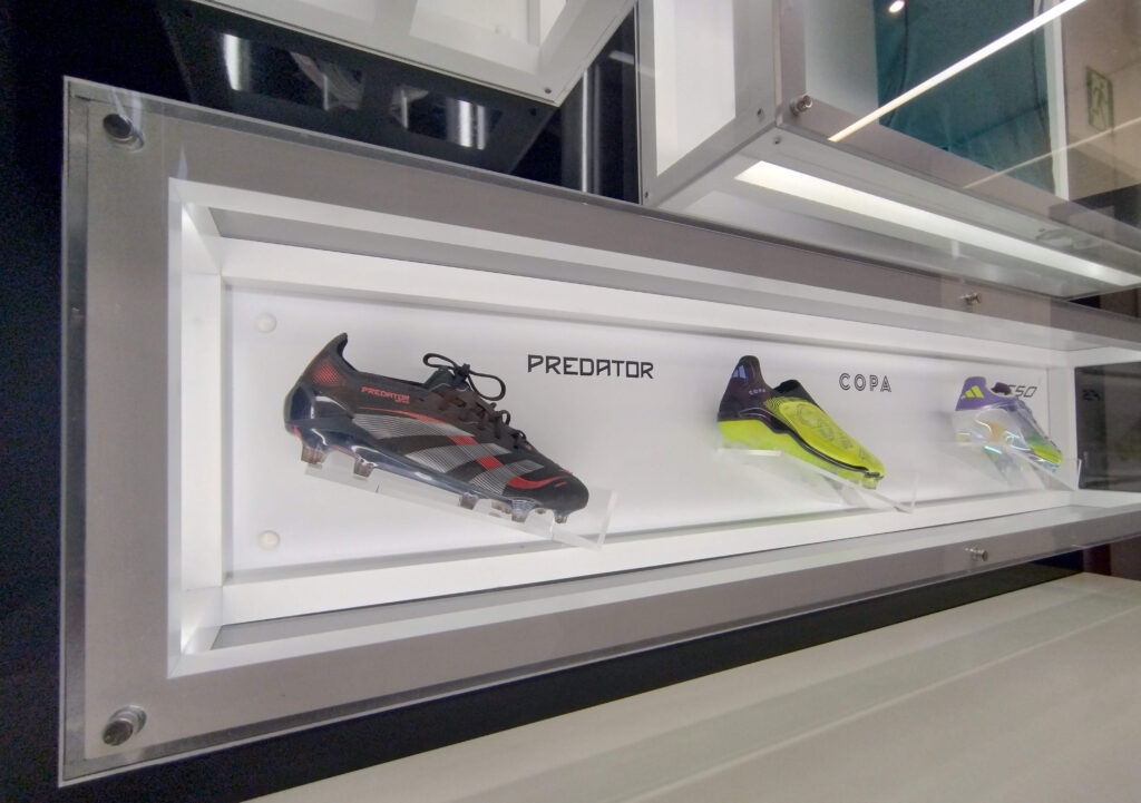 ekspozytory reklamowe Warszawa – podświetlane gabloty LED w loży VIP stadionu Legii