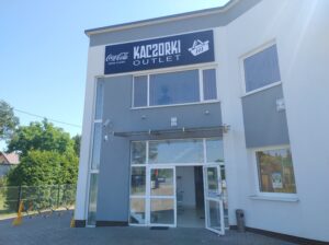Kaseton reklamowy LED dla sklepu Kaczorki Outlet przy Trakcie Brzeskim pod Warszawą