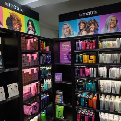 Strefy marek w perfumerii – meble reklamowe Warszawa branding punktu sprzedaży